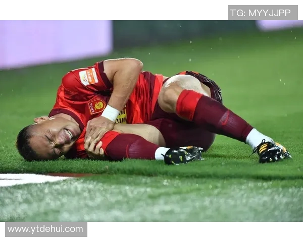 足球明星周正意外受伤引发球迷热议及媒体关注的背后故事